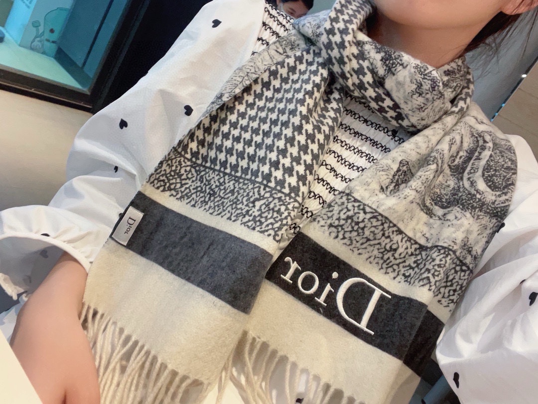 NO:168856,Product name: [DIOR Animal Element Tassel Long Scarf] Size: 25180CM Material: Cashmere Popular, the latest style of the counter, Double-sided cashmere, super versatile!  Super temperament!  Cashmere with such a large proportion is really rare! Cashmere is recognized by the world as 