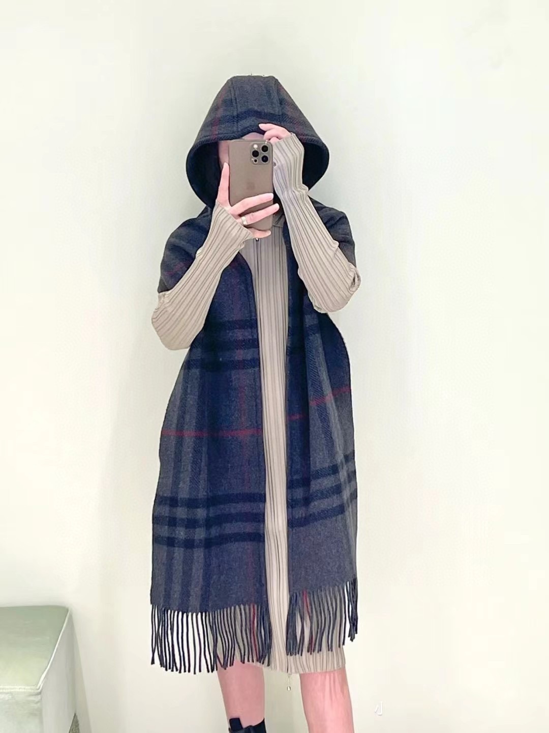 NO:168837,Hooded scarf shawl, Bur's latest classic British plaid hooded scarf shawl, scarf shawl, is definitely the best product on the market, real stuff, 6,700 pieces of counter, this one can be used as a hooded shawl and a scarf, paired with a long boots and windbreaker, it is super stylish, aesthetic, comfort and warmth, suitable for spring, autumn and winter seasons, spring and autumn, morning and evening, or cold winter seasons. The softest wool cashmere worsted fabric can be worn for all figures, and can be used casually, specifications, 30x210cm without hat size..., high-end scarf, burberry, boots, shawls, hats19860909连帽围巾小披肩,Bur最新款经典英伦格纹连帽围巾小披肩,围巾披肩两用,绝对市面最牛的货,真材实料的东西,专柜6700一条,这款既可以当连帽披肩又可以当围巾,配上长筒靴风衣超带范儿,美观性,舒适性与保暖性于一体,适合春秋冬三季,春秋早晚凉或者冬天寒冷时节穿着的绝佳单品.臻选最为柔软的羊毛羊绒精纺面料,所有身材都能穿,随便驾驭,规格,30x210cm不含帽子尺寸…,高版本围巾,burberry,boots,shawls,hats,scarf