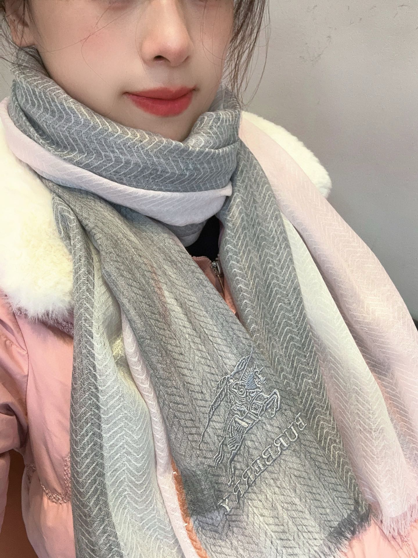 NO:168855,The most incompetent export order of the big B company!  Bur specially supplied to the counter of the Royal British flagship store, the authentic customs are stranded in 1 box per color. The reason for the stranding is unknown!  This is a rare heavyweight product. It is completely a classic 2.2-meter-2 lightweight small grid in the classic fighter. In short, it is a surprise. It is not too little. This classic model is less and less. It is probably a common one in the future. The real goods are less and less. All the signs are still there, and the cashmere of 2.2 is nearly 200g. It is purely hand-combed. It is definitely a heavyweight. I won't say much. I love anyone. The best burberry in the world. It doesn't contain thighs. Cashmere. Specifications, 70*220cm..., high-version scarf, burberry, burberry.19860909最流弊的大B家出口单！bur特供英国皇家旗舰店专柜的正品海关滞留每色1箱.滞留原因不明！这是罕见的重磅货.完全就是流弊中的战斗机经典中的经典2米2轻盈小格,极品总之是惊喜.完全不嫌少的节奏.这种经典款一年比一年少.估计以后常见的就是烂大街的F货.真货越来越少且珍惜.所有标牌都还在,2米2的羊绒将近200g.纯手工精梳处理.绝对是重磅.不多说.爱谁谁.全世界最好的burberry.不收拍大腿.羊绒.规格,70*220cm…,高版本围巾,burberry,scarf