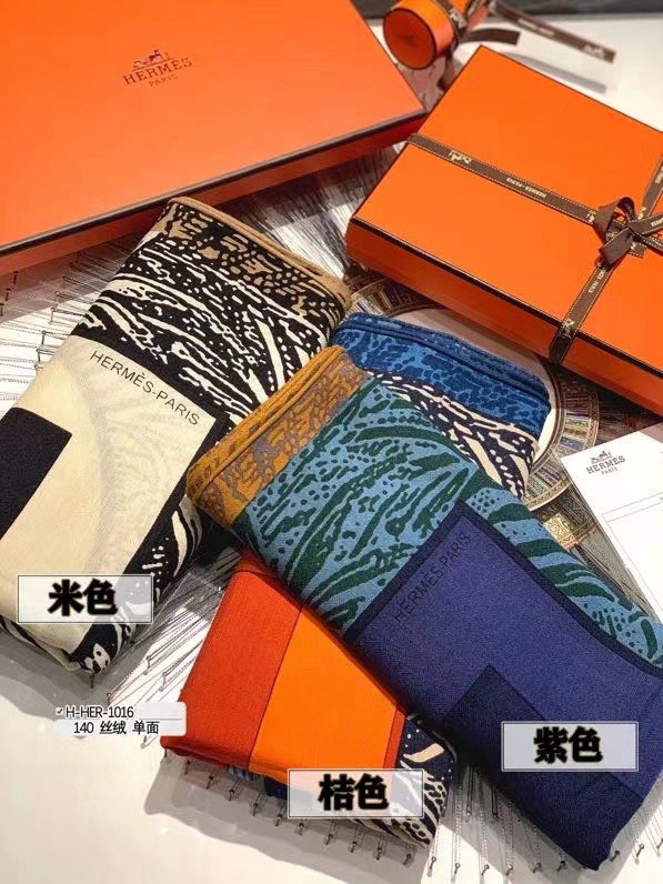 NO:169407,【H-HER-1016】I think it looks good when I buy the new cashmere model and recommend 140 velvet square scarf, top-level craftsmanship and super value Hermes counter hot products are three-dimensional presentation patterns and patterns, very high grade, special craftsmanship and high-end research and development are amazingly launched, special cutting-edge craftsmanship processing is loved by Bai Fumei. Whether it is quality, style, price, they scream, super high cost performance, absolutely worth buying, size 140cm*140cm, 70 cashmere silk, high-version scarf, hermes, real silk,19860909【H-HER-1016】羊绒新款买了都说好看推荐140丝绒方巾,顶级工艺超值爱马仕专柜爆款立体呈现图案纹路实物档次极高特殊工艺高端研发惊艳问世特殊尖端工艺处理受到白富美的喜欢 无论是品质 款式 价格都令大牌控的她们尖叫 超高性价比 绝对值得入手尺寸140cm*140cm,70羊绒真丝,高版本围巾,hermes,real silk,scarf
