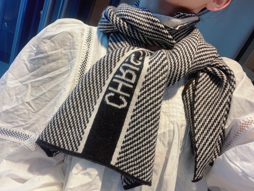 NO:169421,━━━━ ● Dior ● ━━━Dio*23 autumn and winter new letter print knitted style!  Classic logo jacquard and fashionable girlish heart, the real thing is beautiful, and it is hard to find!  Retro academy style, a must-have versatile artifact for white, rich and beautiful things!  The imported cashmere yarn has a delicate texture and awesome texture!  Size 35200, high-version scarf, dior, dior19860909━━━━ ● Dior迪奥 ● ━━━━Dio*23秋冬新品 新款字母印花针织款！经典logo提花时髦少女心,实物好好看,可遇不可求的单品！复古学院风气质,白富美必备百搭神器！进口羊绒纱线细腻质感超赞！尺寸35200,高版本围巾,dior,dior,scarf