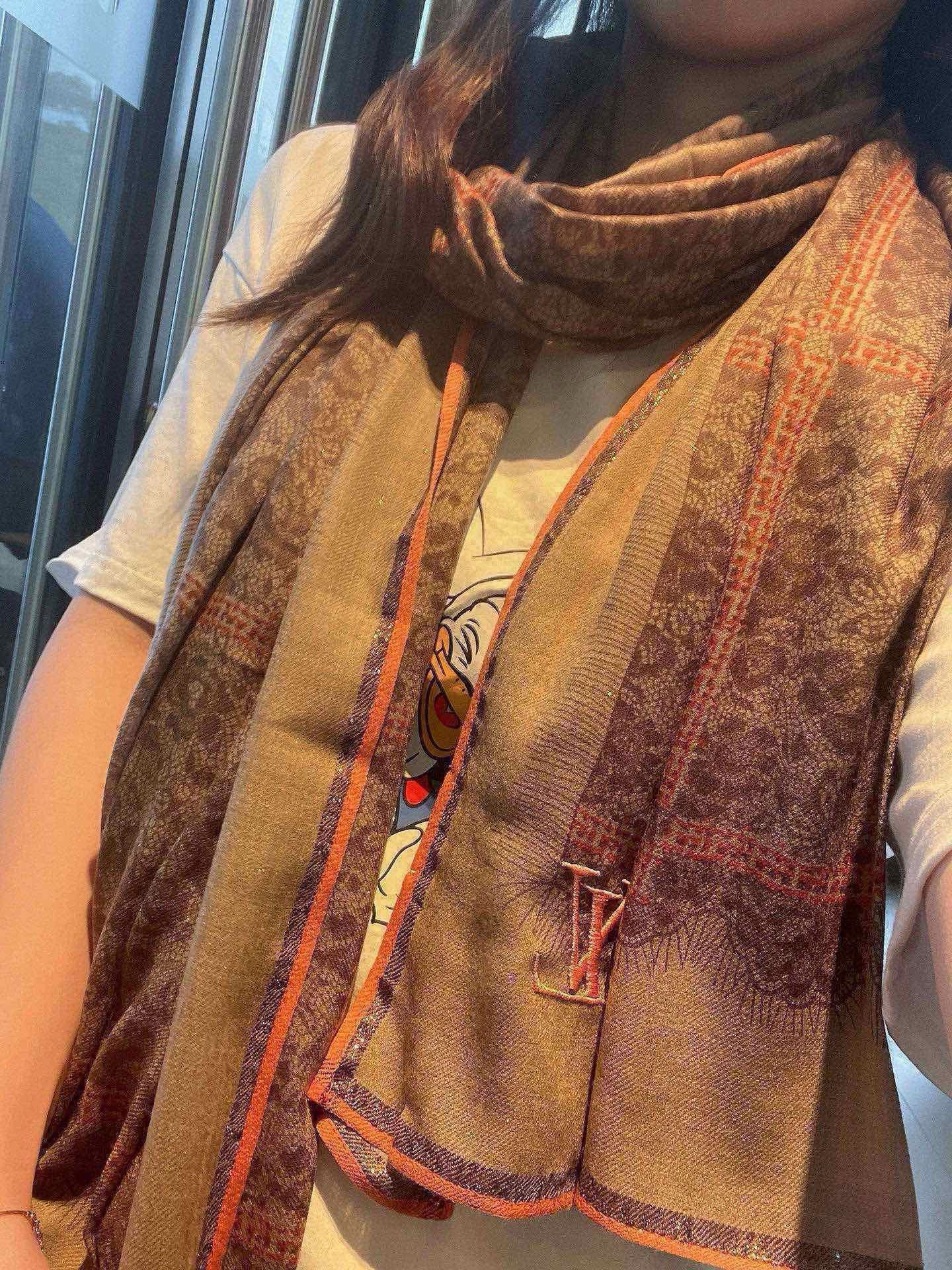 NO:169424,This well-deserved new popular model, LV single product, four-sided metal frame creates an extremely luxurious brand style. The solid color is paired with the classic logo of the two major creators, which shows luxury in a low-key manner. The wire thread throughout gives people a heart-warming feeling. It uses Kashmir Plateau cashmere, which feels soft and has a customer-supplied raw material. It has a size of 90*200cm. Don't miss it if you like it, and the quantity is not too much~, high-version scarf, louis vuitton19860909这款当之无愧的新款爆款,LV单品,四边金属框打造极致奢华的大牌风,纯色配以两大创造师的经典logo,低调中彰显着奢华,贯穿的金属丝线,更是给人一种心动的感觉,采用克什米尔高原羊绒,手感绵软,客供原料,尺寸90*200cm,喜欢的不要错过,量不多哦~,高版本围巾,louis vuitton,scarf