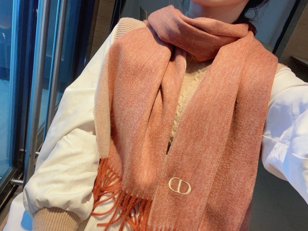 NO:169443,New!  Dior's top high-end goods [Absolutely worth collecting] The counter is limited, it is difficult to order a top-notch imported cashmere scarf with money. The whole scarf is all hand-made. The quality is high and the self-use is absolutely high-end and exclusive real-life shooting!  What you see and get, super top quality goods are not waiting for anyone, special channels sell goods with one less than the other, absolutely top quality goods, any detail is the rhythm of the counter 32180 heavy recommendation, high-version scarf, dior19860909上新！迪奥顶级高端货【绝对值得珍藏】专柜限量哦有钱都很难订到顶级进口客供羊绒围巾,整条围巾全部手工订制 品质上乘送人自用绝对高大上独家实物拍摄！所见所得,超正顶级好货不等人,特殊渠道货卖一个少一个绝对的顶级好货,任何一个细节都是专柜的节奏32180重磅推荐,高版本围巾,dior,scarf