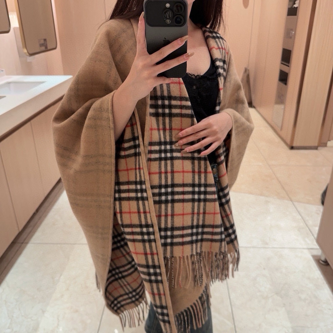 NO:169383,The counter official website will be released simultaneously!  BURBERRY limited edition cape shawl heavy!  !  Full of details!  !  This B-platform cape is a new limited edition Burberry autumn and winter style!  Added iconic plaids and solid color double-sided designs, and the counter is also a new product that has just been launched!  Price w , the cloak design makes your legs look long!  !  Can be used as cloaks, cloaks, and tops!  The styling function is very powerful!  The real thing is really great!  !  !  The process is very difficult!  !  !  The overall is also very thick and requires high raw materials!  Thick and soft!  !  !  The product information on the cloth label is consistent with the official information!  Very heavy industrial design!  !  Size equal size, material wool, size 130*130, high-version scarf, burberry, burberry, shawls19860909专柜官网同步发售！BURBERRY限量款斗篷披肩重磅！！满满的都是细节打造！！此款B格披风是巴宝莉秋冬限量新款！添加标志性格子和纯色双面设计,专柜也是刚上架的新品！售价w＋,斗篷设计非常显腿长！！可以用为披风,斗篷,上衣！造型功能很强大！实物真的很赞！！！工艺难度非常大！！！整体也很厚实,对原材料要求很高！厚而柔软！！！布标上的产品信息都是和官方信息一致的！很重工的设计！！尺寸均码,材质羊毛,尺寸130*130,高版本围巾,burberry,burberry,shawls,scarf