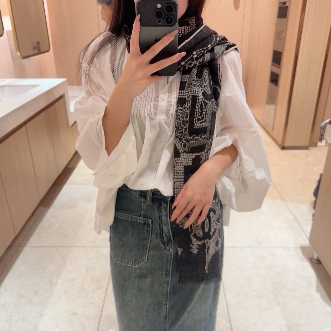 NO:170031,Xiangjia's most powerful product of the year, Xiaoxiang Fun Logo Velvet Long Cashmere Long Cashmere Scarf, highly recommended, heavy-duty imported pure cashmere scarf, the best cashmere fiber, without a trace of variegated color, the best among real luxury goods, the texture looks more luxurious, the texture feels great, the texture quality is not to be described. I just want to say, if you meet it, you are lucky to meet it, size 65*185cm, 30 silk cashmere, high-version scarf, chanel, real silk19860909香家年度最牛硬货 小香趣味标识丝绒长巾 羊绒长巾极力推荐款重磅进口纯羊绒围巾,最好的羊绒纤维,没有一丝杂色,真正的奢侈品中的极品,质感显得更加奢华,手感棒极了质感品质不想多做描述 只想说,能遇到就是幸运尺寸65*185cm,30真丝羊绒,高版本围巾,chanel,real silk,scarf