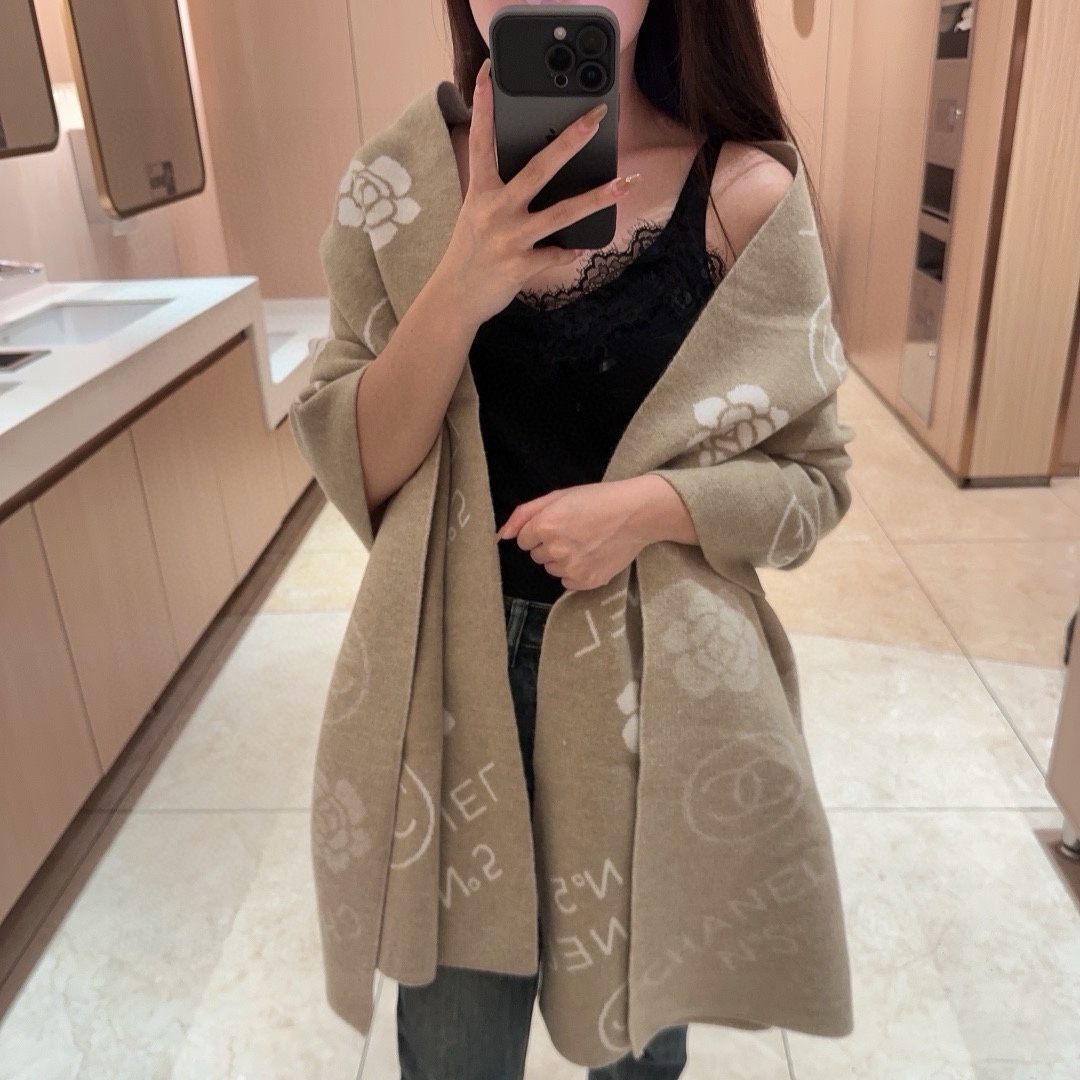 NO:170020,The popular product is released and grabs the top original list. CHANE N·5 [Camel Flower Shawl] Top high-end goods [Absolutely worth collecting] Fragrance/Nel's beautiful versatile counter limited edition. It is difficult to order top pure cashmere even if you are rich. The jacquard quality is excellent and you are given to others for your own use. The absolute high-end exclusive real-life shooting!  What you see and get, the color is super positive and the top quality goods are not waiting for anyone. Special channels sell goods with one less and one absolutely top quality goods. Any detail is the rhythm of the counter 62*195 top quality imported cashmere major recommendations, high-version scarves, chanel, shawls19860909爆款出啦手慢抢顶级原单旷世绝美物CHANE N·5【山茶花披肩】顶级高端货【绝对值得珍藏】香/奈儿绝美百搭款专柜限量哦有钱都很难订到顶级纯山羊绒,提花品质上乘送人自用绝对高大上独家实物拍摄！所见所得,颜色超正顶级好货不等人,特殊渠道货卖一个少一个绝对的顶级好货,任何一个细节都是专柜的节奏62*195顶级进口客供山羊绒重磅推荐,高版本围巾,chanel,shawls,scarf