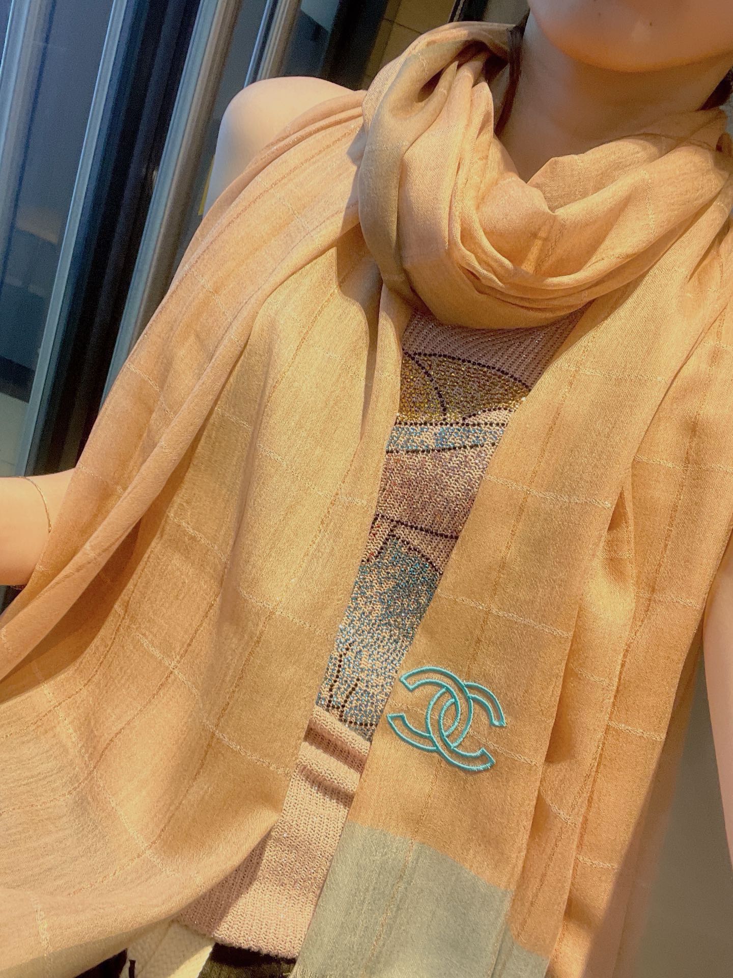 NO:170052,New top-level and beautiful [Golden thread plaid light long scarf] Xiaoxiang beautiful versatile counter limited edition, it is difficult to order top-level pure cashmere even if you are rich, the quality is exquisite. The LOGO embroidery is for your own use, absolutely high-end exclusive real-life shooting!  What you see and get, the color is super good, the top quality goods are not waiting for anyone, the special channel goods are sold with one less, the absolute top quality goods, any detail is the rhythm size of the counter 90*210 top quality Australian imported pure cashmere heavy recommendation, high-version scarf19860909新顶级旷世绝美【金线格子轻盈长巾】小香绝美百搭款专柜限量哦有钱都很难订到顶级纯羊绒,品质上乘精美LOGO刺绣送人自用绝对高大上独家实物拍摄！所见所得,颜色超正顶级好货不等人,特殊渠道货卖一个少一个绝对的顶级好货,任何一个细节都是专柜的节奏尺寸90*210顶级澳洲进口纯羊绒重磅推荐,高版本围巾,scarf