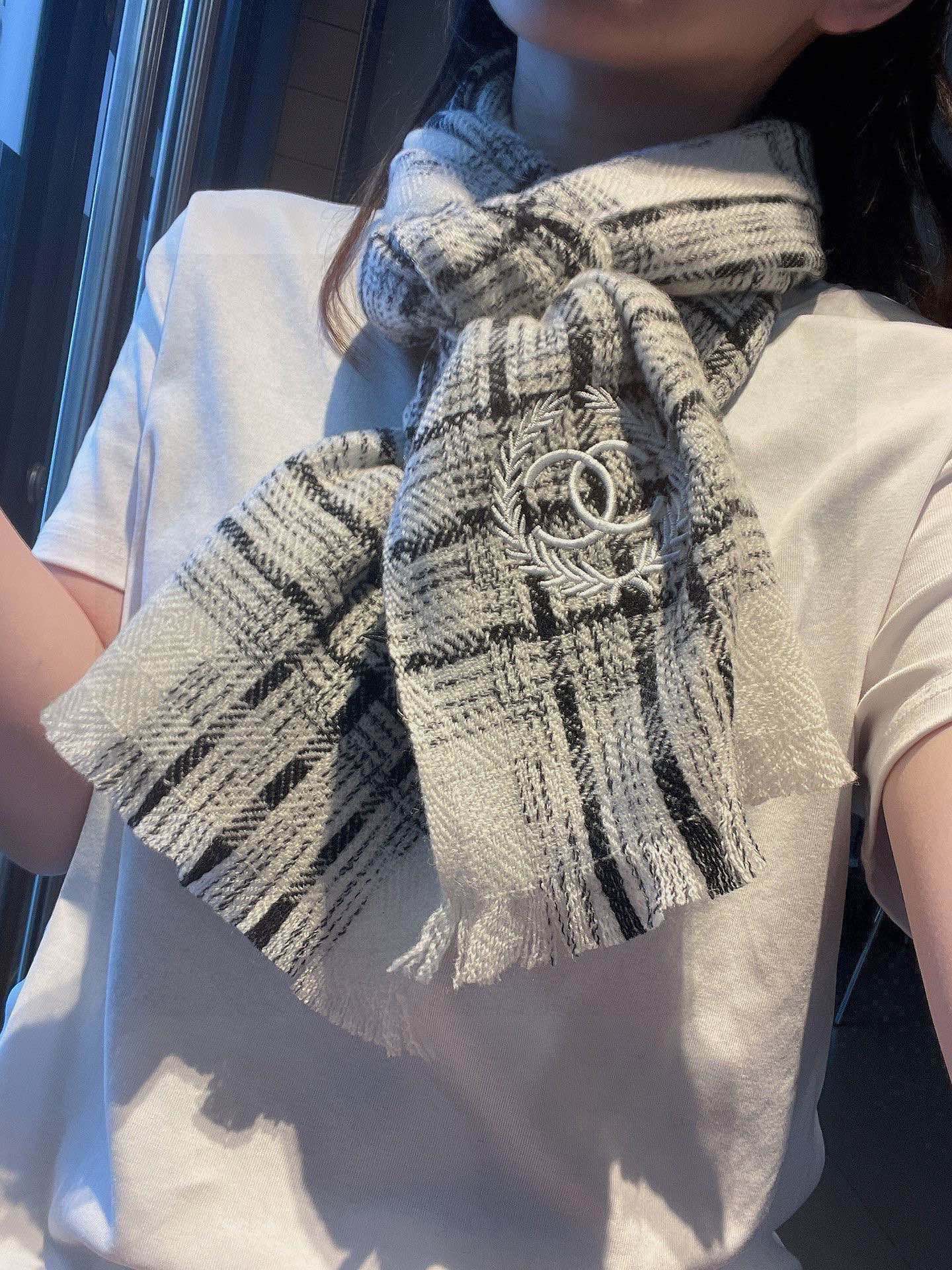 NO:170045,New style, matching tools, Chanel series, exclusive to VIP products, top imported Scottish wool weaving, making the scarf elastic and soft and skin-friendly, extremely noble and elegant, intellectual style, simple and atmospheric design, absolutely not fancy style, absolutely niche products, not everyone knows its goodness, absolutely the first choice for savoring life, must-have for those who know the goods. A must-have for casual style matching!  [Color][Color][Color] Please take a detour for laymen 50200 wool, high-version scarf, chanel19860909新款 搭配利器 香奈儿系列货 专供vip 产品 顶级苏格兰进口绵羊毛纹路织法使围巾赋有弹性且柔软亲肤  无比的高贵优雅 知性的款式 简洁大气的设计 绝对的不是花里胡哨的款式绝对的是小众产品 不是谁都懂的它的好 绝对的品味生活的首选搭配饰品 识货者必入.休闲风格搭配必备哦！[色][色][色]外行请绕道 50200绵羊毛,高版本围巾,chanel,scarf