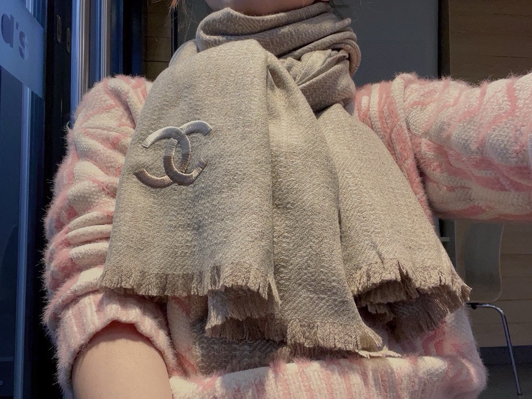 NO:170050,Get the new model and grab the top original order. The original product is authentic and beautiful. The top high-end product [Absolutely worth collecting] Chanel's beautiful and versatile counter is limited. It is difficult to order the top imported cashmere when you are rich. The quality of gold and silver thread is high and the quality is high and the exclusive real shot is absolutely high and exclusive!  What you see and get, the color is super positive and the top quality goods are not waiting for anyone. Special channels sell goods with one less and one absolutely top quality goods. Any detail is the rhythm of the counter 75*200 top quality imported cashmere for customers, high-end scarves, chanel19860909新款到手慢抢顶级原单正品旷世绝美顶级高端货【绝对值得珍藏】香奈儿绝美百搭款专柜限量哦有钱都很难订到顶级进口客供山羊绒,金银线镶边品质上乘送人自用绝对高大上独家实物拍摄！所见所得,颜色超正顶级好货不等人,特殊渠道货卖一个少一个绝对的顶级好货,任何一个细节都是专柜的节奏75*200顶级进口客供山羊绒重磅推荐,高版本围巾,chanel,scarf