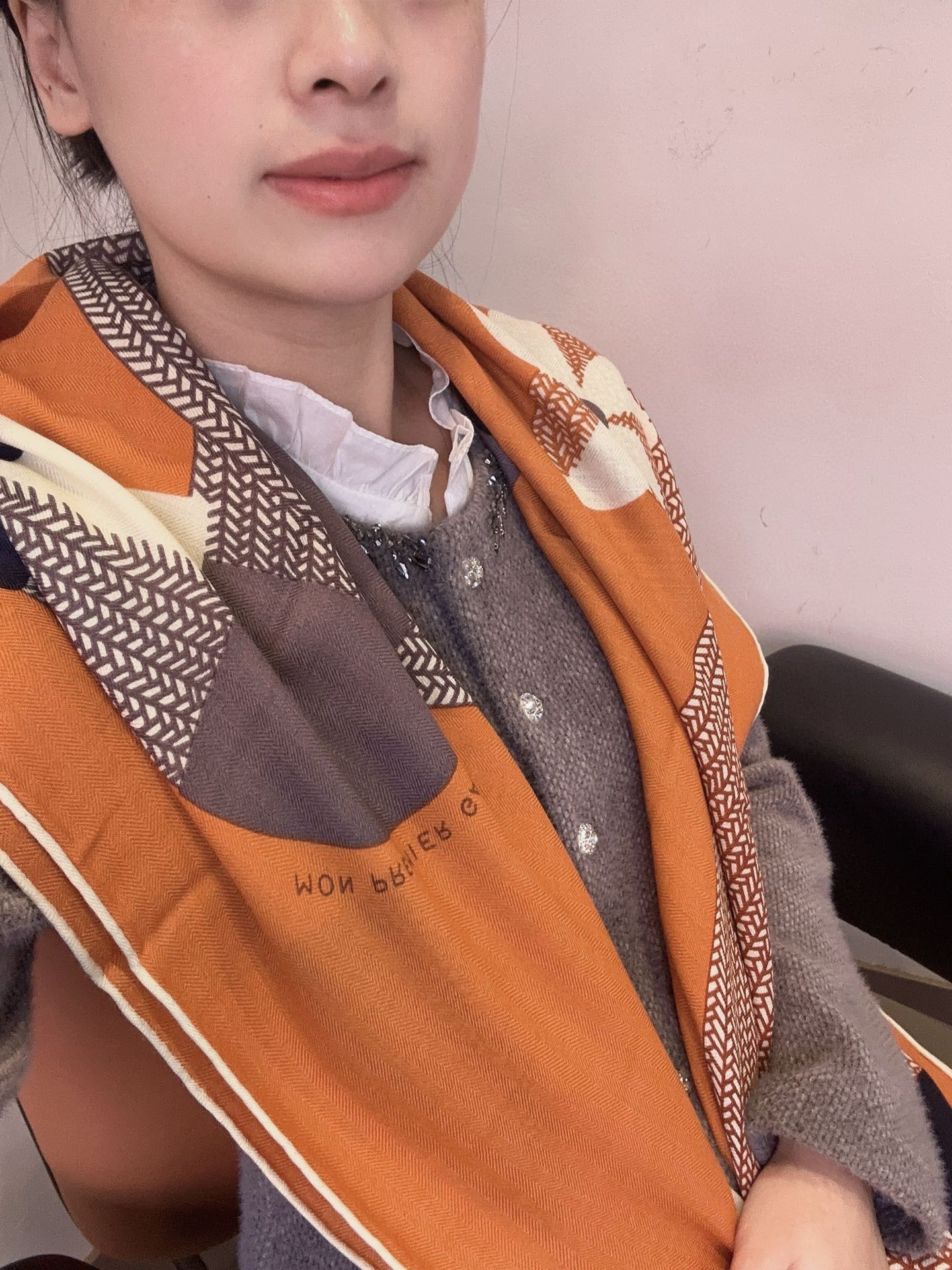 NO:170060,I bought a new cashmere model and said it was good to look 140 velvet square scarf. The top craftsmanship is super value. Hermes counter hot products have three-dimensional presentation patterns and patterns. The real grade is very high. Special craftsmanship is amazingly developed and developed. Special cutting-edge technology is loved by Bai Fumei. Whether it is the quality, style, price, they scream. Super high cost performance, absolutely worth buying. Size 140cm*140cm, 70 cashmere silk, high-version scarf, hermes, real silk19860909羊绒新款买了都说好看推荐140丝绒方巾,顶级工艺超值爱马仕专柜爆款立体呈现图案纹路实物档次极高特殊工艺高端研发惊艳问世特殊尖端工艺处理受到白富美的喜欢 无论是品质 款式 价格都令大牌控的她们尖叫 超高性价比 绝对值得入手尺寸140cm*140cm,70羊绒真丝,高版本围巾,hermes,real silk,scarf