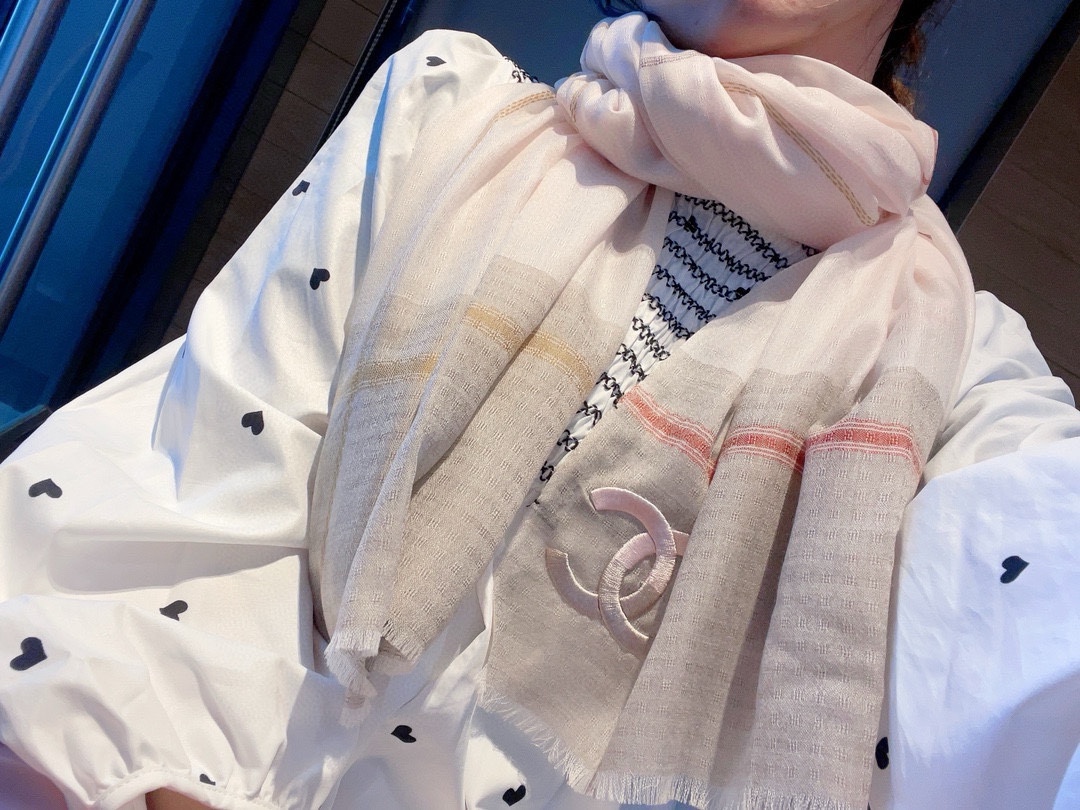 NO:170751,Key recommendations!  !  !  High-end, comfortable and fashionable temperament, just accept what I believe!  Chanel's soft scarf that touches the heart, the color and temperament that cannot be imitated!  !  !  There will also be a very beautiful special ripple texture under the light and shadow of the scarf!  Generally, factories cannot make such a model. It is the best among cashmeres. It is the product pursued by successful people. I will give you full marks on the color!  !  !  It has a bit of unique fairy spirit, feminine temperament, elegant colors, but not overly enchanting!  Size specifications 105*cm cashmere scarf, high-version scarf, chanel19860909重点推荐！！！高级舒适时髦气质,相信我的就收吧！香奈儿这款触动内心的柔美围巾,无法模仿的颜色和气质！！！围巾光影下还会有非常漂亮的特殊波纹肌理！一般工厂做不出这样的款,属于羊绒中的佼佼者,成功人士追求的品,颜色我给满分！！！有点独有的仙气,女性气质,颜色淡雅,不过分妖娆！尺寸规格105*cm羊绒围巾,高版本围巾,chanel,scarf