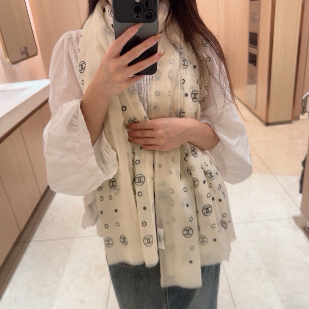 NO:170761,New, super singular!  !  !  The giant and huge beauty of the glittering goddess] Who knows this kind of beauty in autumn and winter tone?  !  !  !  This little fragrant shawl is also one I like crazy. I love it once I try it!  !  !  300 ring velvets are inlaid with imported soft metal wire, so that the fabric is light and soft, sparkling and shiny, and is as bright as a galaxy. It is really beautiful under the light and shadow!  !  !  I'll feel the dynamic video later, it's amazing!  The design is too standard, it can only be said to be very resistant!  The texture and design are both erotic and super brighten the skin tone and make people look white and tender. The arms, face and neck seem to have a soft light filter, which is very energetic and energetic!  !  !  Size 100*200cm, high-version scarf, ring,shawls19860909上新 超级有腔调！！！巨巨巨巨美的闪光女神】谁懂这种秋冬调性的美啊？！！！这款小香披肩也是我疯狂喜欢的一款,一试完就爱惨！！！300支戒指绒镶嵌进口柔软金属丝,从而达到面料轻盈柔软,闪闪微亮,璀璨似星河,在光影下真的太美了！！！等下动态视频再感受下,简直绝了！设计太有水准只能说,非常耐品！质感质地和设计都狂心水,超级提亮肤色,能把人都衬得白白嫩嫩,胳膊啊、脸和脖子都好像加了柔光滤镜一样,非常精神提气！！！尺寸100*200cm,高版本围巾,ring,shawls,scarf