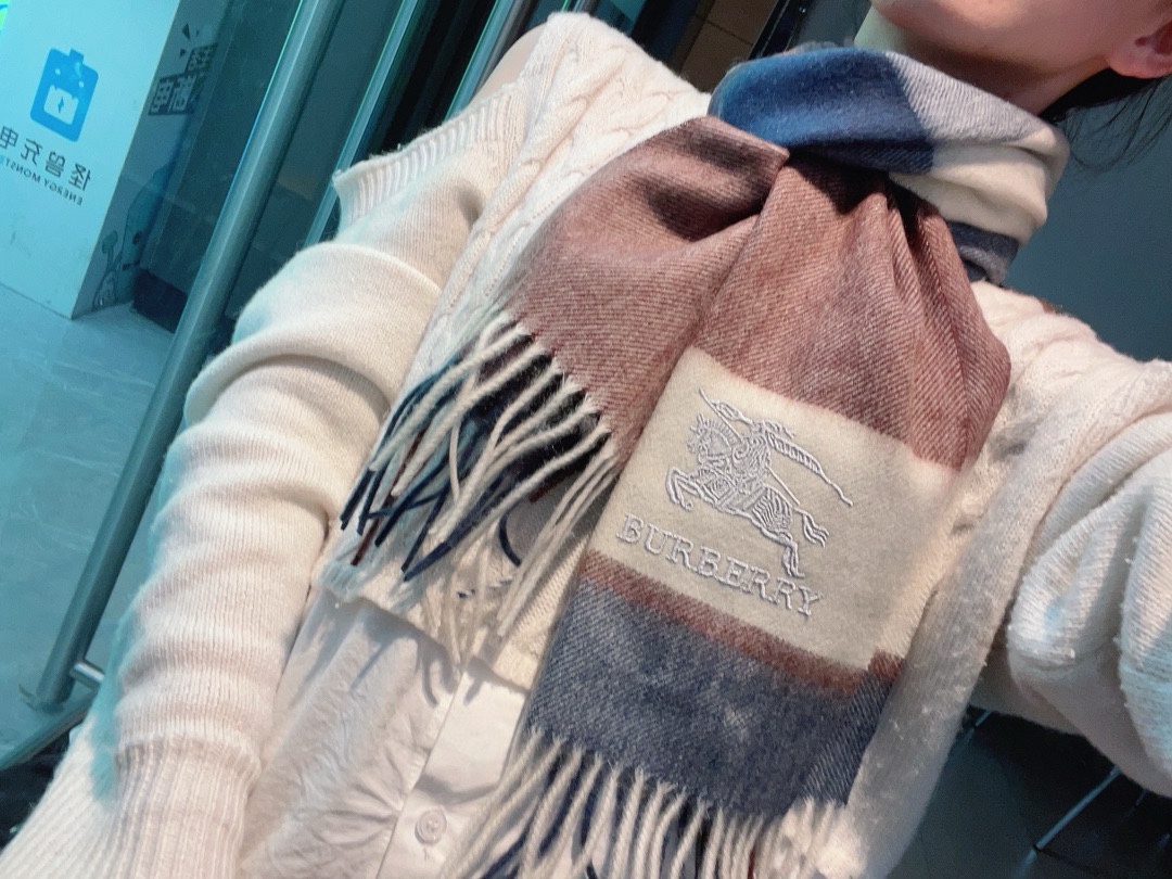 NO:170807,Burberry men's women's scarf, the style is very masculine, it is a classic and large-scale material, which uses customer-supplied lamb velvet, which is very delicate and soft, very beautiful. The upper body effect is invincible, beautiful, elegant and simple, super beautiful male god color, any boy will like it. The small logo is very exquisitely decorated, with texture but not ostentatious~ The tail is a little bit more benefit everyone~ The specifications are 35*cm, with formal wear or casual wear, it is very suitable for folding or circle, it is completely possible, gentlemanly and stylish ~ with warm demeanor, high-end scarf, burberry19860909巴宝莉男士女士围巾,款式很有男性魅力,是经典大方面料采用的是客供的羔绒,细腻柔软度都非常的好,非常漂亮.上身效果无敌好看大气简约,超级好看的男神配色,任何男生都会喜欢的款吧,小小Logo非常精致的点缀,有质感不张扬~尾单余一丢丢福利大家~规格35*cm搭配正装或者搭配休闲装都很合适~对折挂围或者绕圈围都完全可以,绅士有型~有温度的风度,高版本围巾,burberry,scarf