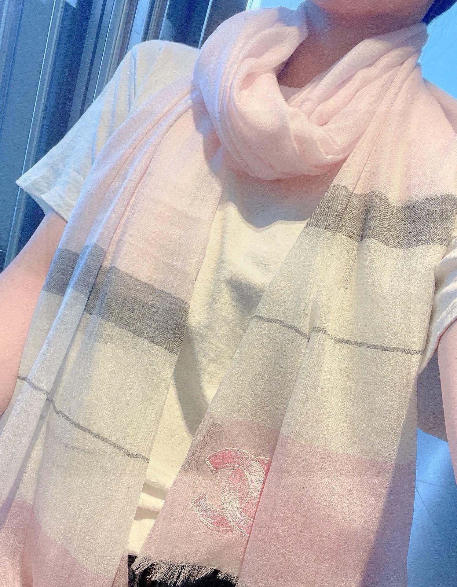 NO:170812,Key recommendations!  !  !  High-end, comfortable and fashionable temperament, just accept what I believe!  Chanel's soft scarf that touches the heart, the color and temperament that cannot be imitated!  !  !  There will also be a very beautiful special ripple texture under the light and shadow of the scarf!  Generally, factories cannot make such a model. It is the best among cashmeres. It is the product pursued by successful people. I will give you full marks on the color!  !  !  It has a bit of unique fairy spirit, feminine temperament, elegant colors, but not overly enchanting!  Size specifications 105*cm cashmere scarf, high-version scarf, chanel19860909重点推荐！！！高级舒适时髦气质,相信我的就收吧！香奈儿这款触动内心的柔美围巾,无法模仿的颜色和气质！！！围巾光影下还会有非常漂亮的特殊波纹肌理！一般工厂做不出这样的款,属于羊绒中的佼佼者,成功人士追求的品,颜色我给满分！！！有点独有的仙气,女性气质,颜色淡雅,不过分妖娆！尺寸规格105*cm羊绒围巾,高版本围巾,chanel,scarf