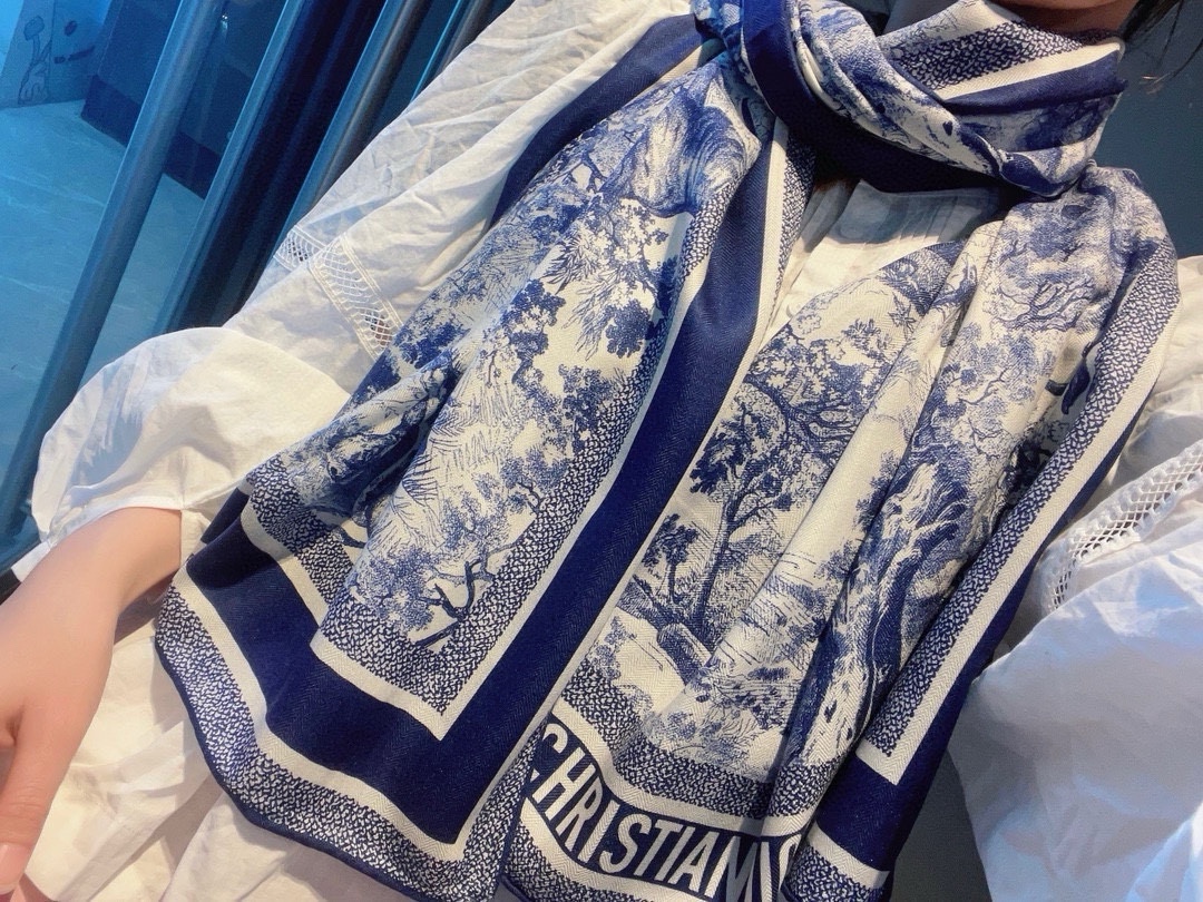 NO:170771,D's latest counter featured animal cashmere long wing, curly long scarf, a style that is very easy to match on vacation and daily life. The order private flow is very easy to match when you see it. You will also look very energetic. Needless to say, you can see the details clearly. The high-standard quality size is 65*185cm, top cashmere [color], high-end scarf, dior19860909D家最最新的专柜主打 动物羊绒长围 卷边长巾 度假及日常都非常好搭配的款订单私流】一看到就想去度假平时穿搭也非常好搭配,整个人看起来都会神采奕奕好多不用多说,细节品质都看得清楚,绝对获赞的高规格品质尺寸65*185cm,顶级羊绒[色],高版本围巾,dior,scarf