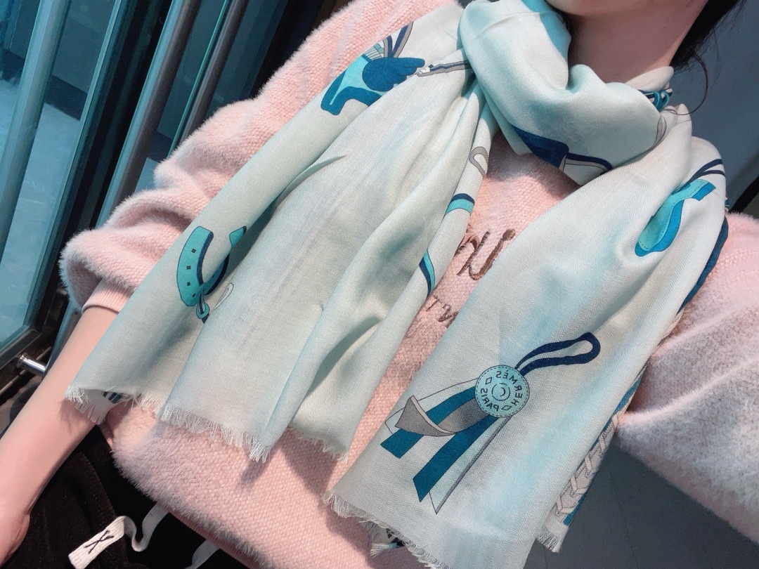 NO:170805,The latest counter of Xin H home is a long scarf with curly edges. A style that is very easy to match on vacation and daily life. The order private flow is very easy to match when you see it. You will look very energetic. Needless to say, you can see the details clearly. The high-standard quality size is 65*185cm, 30 silk cashmere, high-version scarf, real silk19860909新H家最最新的专柜主打 卷边长巾 度假及日常都非常好搭配的款订单私流】一看到就想去度假平时穿搭也非常好搭配,整个人看起来都会神采奕奕好多不用多说,细节品质都看得清楚,绝对获赞的高规格品质尺寸65*185cm,30真丝羊绒,高版本围巾,real silk,scarf