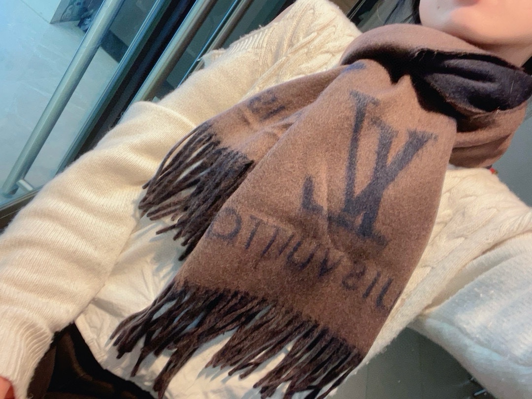 NO:171171,Super hot!  !  !  The soul point of the Reykjavik shawl of LV classic REYKJAVIK scarf, the mesh density of cashmere is very dense, and the mesh holes are basically not visible on the front and back (you can compare with other products, all of which are 