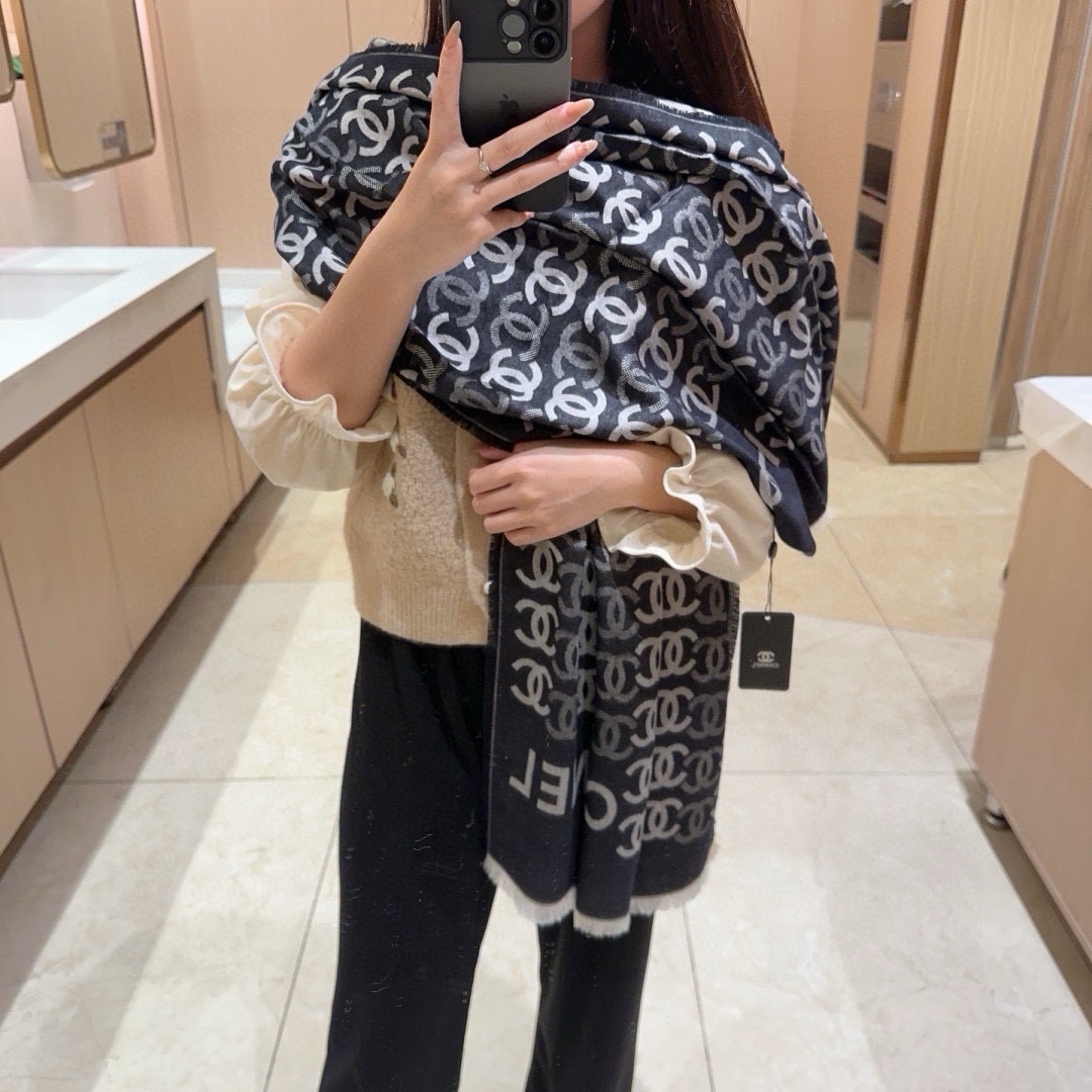 NO:171174,Rare high-end men's style, family welfare LV embroidery very formal men's scarf~ fabric loves, very soft, delicate, comfortable, atmospheric and simple, super good-looking male god color, any boy will like, the small logo is very exquisitely embellished, with texture not ostentatious~ Synchronous counter, classic men's 35cm wide wool scarf for men and women, specifications 35*170cm with formal wear or casual wear are very suitable ~ folding or circling circling is perfect, gentleman is stylish ~ warm wind, high-version scarf, louis vuitton19860909难得的高端男款,家属福利LV刺绣非常正的男士围巾~面料大爱,非常柔软细腻舒服大气简约,超级好看的男神配色,任何男生都会喜欢的款吧,小小Logo非常精致的点缀,有质感不张扬~同步专柜,经典男士的35cm宽羊毛围巾男女通用款式,规格35*170cm搭配正装或者搭配休闲装都很合适~对折挂围或者绕圈围都完全可以,绅士有型~有温度的风,高版本围巾,louis vuitton,scarf