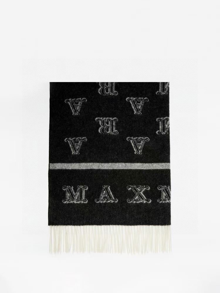 NO:171266,This scarf of M home is made of cashmere fabric and is embroidered with the iconic Monogram pattern jacquard design. Size 70cm x 196cm. Product name cashmere jacquard scarf material cashmere, high-version scarf19860909M家本款围巾,采用羊绒面料,缀有标志性的 Monogram 图案提花设计.尺寸70cm x 196cm. 品名羊绒提花围巾 材质面料羊绒,高版本围巾,scarf