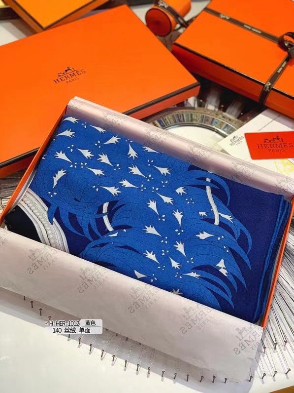 NO:171277,【H-HER-1012】A new cashmere model is said to be good when you buy it. 140 velvet square scarf Hermes counter hits three-dimensional presentation pattern and pattern physical objects, extremely high grade, special craftsmanship and high-end research and development, and special cutting-edge technology processing is loved by Bai Fumei. Whether it is quality, style, price, they scream, super high cost performance, absolutely worth buying. Size 140cm*140cm, 70 cashmere silk, high-version scarf, hermes, real silk,19860909【H-HER-1012】羊绒新款买了都说好看推荐140丝绒方巾爱马仕专柜爆款立体呈现图案纹路实物档次极高特殊工艺高端研发惊艳问世特殊尖端工艺处理受到白富美的喜欢 无论是品质 款式 价格都令大牌控的她们尖叫 超高性价比 绝对值得入手尺寸140cm*140cm,70羊绒真丝,高版本围巾,hermes,real silk,scarf