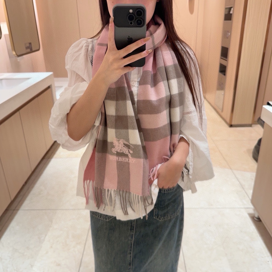 NO:171283,Burberry High-quality imported cashmere letter logo embroidered scarf, which was launched on the shelves. The latest men and women's couples in overseas counters. Cashmere scarfs. Domestic counters are not available on the shelves. From style to fabrics, it is very good. Classic logo patterns. A rare cashmere scarf for men and women's scarfs. Specifications 30180cm, high-version scarf, burberry19860909巴宝莉 高品质进口羊绒字母logo刺绣围巾 惊爆上架 海外专柜最新男士女士情侣 羊绒围巾 国内专柜都没上架 从款式到面料都很赞 经典的logo图案 难得少见的羊绒男女士围巾喜欢 规格30180cm,高版本围巾,burberry,scarf