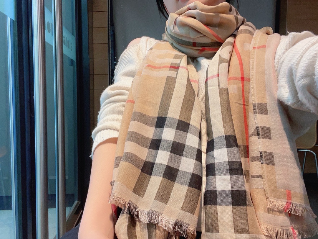 NO:171295,The classic letter plaid of Burberry is a iconic logo that has lasted for a century. This year, the Vintage trend has swept the world~~ The medieval series has become popular all over the world. For the cutting-edge fashion, you should quickly pack a solid long scarf. It looks good and versatile...*200 specifications, it is outstanding when you put it on your body, and the moderate price is more suitable for running volume..., high-version scarf, burberry19860909上新巴宝莉经典的字母格子是延续了一个世纪的标志性logo,今年Vintage风潮席卷全球～～中古系列全线翻红. 时尚前沿的你赶紧收一条实的长巾吧 好看又百搭…*200 的规格,随意在身上一搭就很出众,适中的价格更适合跑量…,高版本围巾,burberry,scarf
