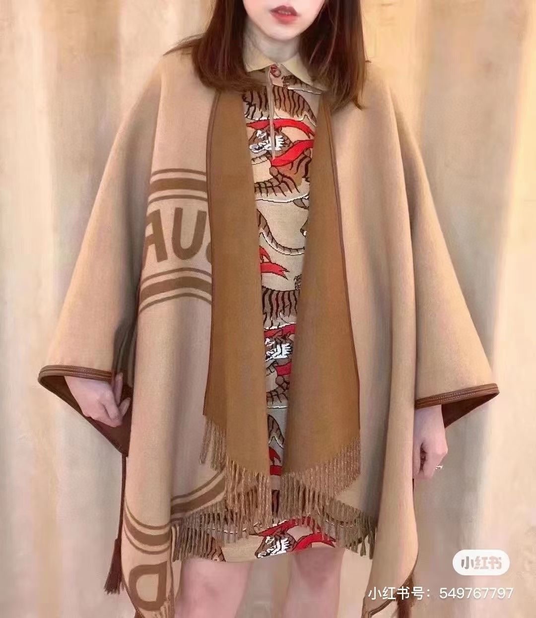NO:171256,【A-BUR-6014】Burburry double-sided cape shawl genuine version, perfectly restored product recommendation, double-sided two-wear logo pattern shawl cloak New Year's latest cape shawl, synchronized counter 11,000, new autumn and winter style!  Recommended price for your mother!  The styling function is very powerful!  The real thing is really great!  !  !  Very fine, the fabric is soft and light, real materials, things, and how much does it cost on the cabinet. Everyone knows that this cloak is super stylish with long boots, and it combines comfort and warmth. It is an excellent item suitable for wearing in the cold season. Select the softest small wool raw material, ingeniously incorporates the purely handmade genuine leather edge design. Size: 130x155cm, blended material, good feel and not stubborn., High-version scarf, burberry, boots, shawls19860909【A-BUR-6014】Burburry双面斗篷大披肩正品打版,完美还原臻品推荐,双面两穿徽标图案披肩斗篷年最新的斗篷披肩,同步专柜11000,秋冬新款！亲妈价格给力推荐！造型功能很强大！实物真的很赞！！！特别精细,面料柔软轻盈,真材实料,东西,柜上多少钱一条大家都知道,这款斗篷配上长筒靴超带范儿,舒适性与保暖性于一体,是适合寒冷时节穿着的绝佳单品.甄选最为柔软小绵羊毛原料,匠心融入纯手工打造的真皮包边设计 尺寸:130x155cm,混纺材质,手感很好不扎人.,高版本围巾,burberry,boots,shawls,scarf