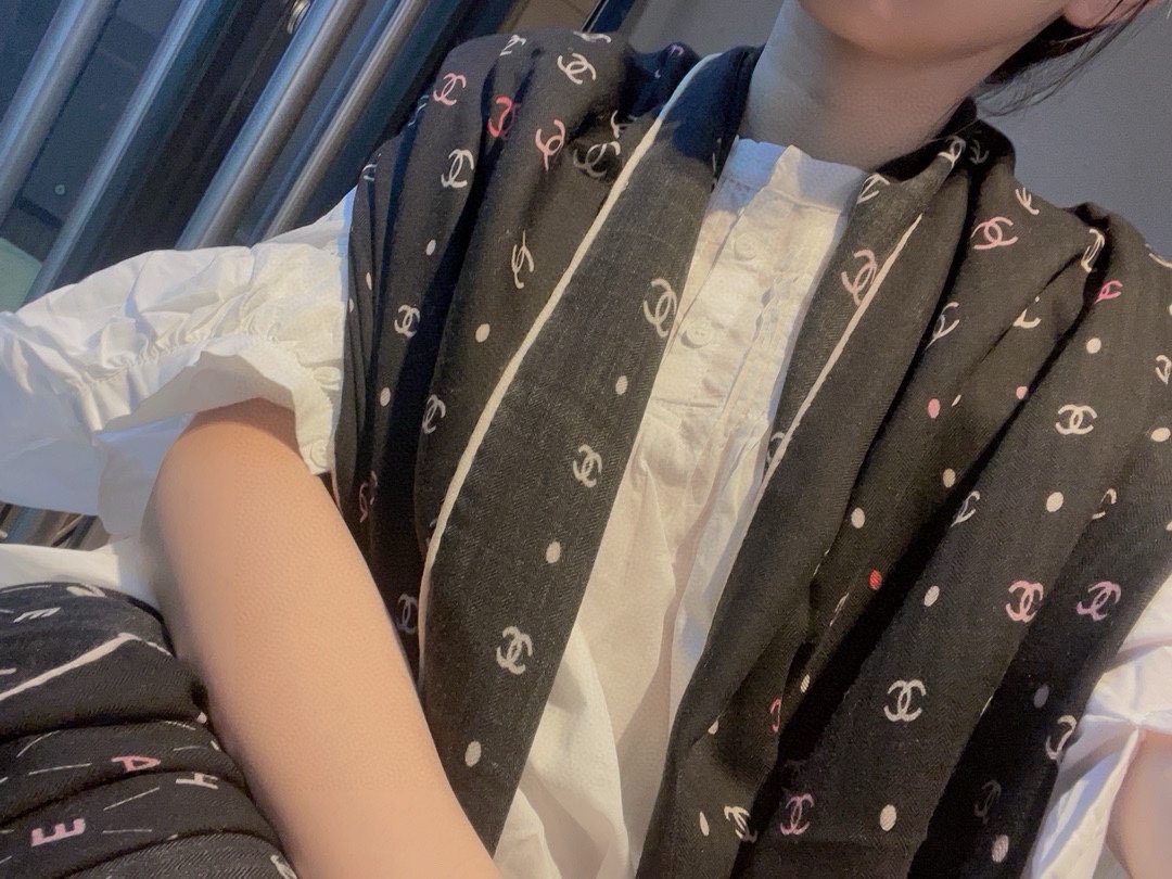 NO:171275,Xiangjia's most powerful hard product of the year. Cashmere long scarf highly recommended. The best cashmere fiber, without any variegated colors. The best among real luxury goods. The texture looks more luxurious and the texture is great. I don't want to describe it. I just want to say that if you meet it, you are lucky to meet it. Size 65*185cm, 30 silk cashmere, high-version scarf, chanel, real silk19860909香家年度最牛硬货 羊绒长巾极力推荐款重磅进口纯羊绒围巾,最好的羊绒纤维,没有一丝杂色,真正的奢侈品中的极品,质感显得更加奢华,手感棒极了质感品质不想多做描述 只想说,能遇到就是幸运尺寸65*185cm,30真丝羊绒,高版本围巾,chanel,real silk,scarf