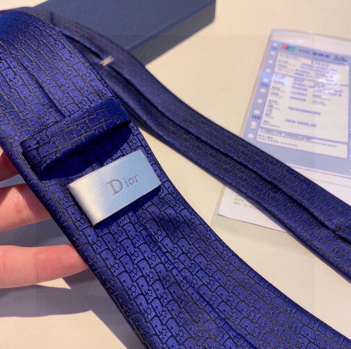 配包装Dior男士CD绣标领带稀有展现精湛手工与时尚优雅的理想选择这款采用DO家最经典极具标志性LOGO