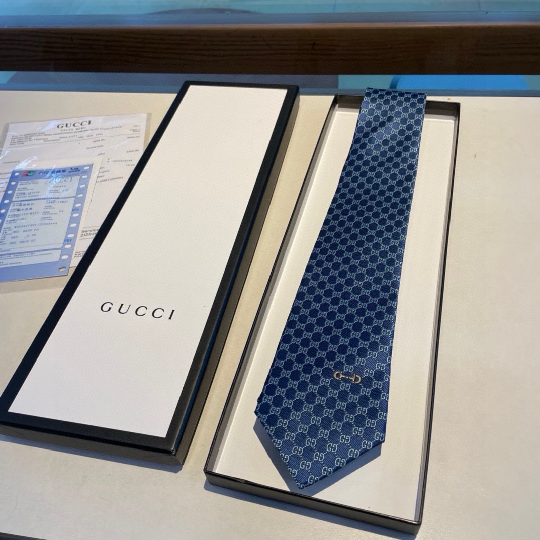 马衔扣的悠久历史始于1950年代至今仍是Gucci具有代表性的传统精髓这款桑蚕丝领带从品牌马术传承中汲取