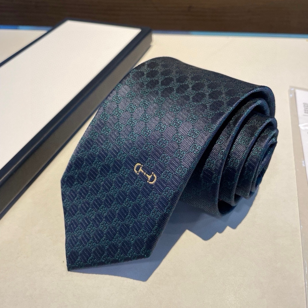 马衔扣的悠久历史始于1950年代至今仍是Gucci具有代表性的传统精髓这款桑蚕丝领带从品牌马术传承中汲取
