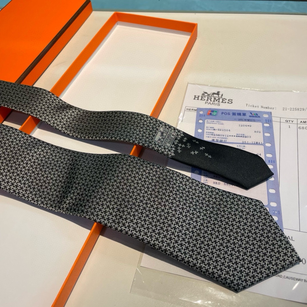 配包装男士新款领带系列H马衔扣印花领带稀有H家每年都有一千条不同印花的领带面世从最初的多以几何图案表现骑