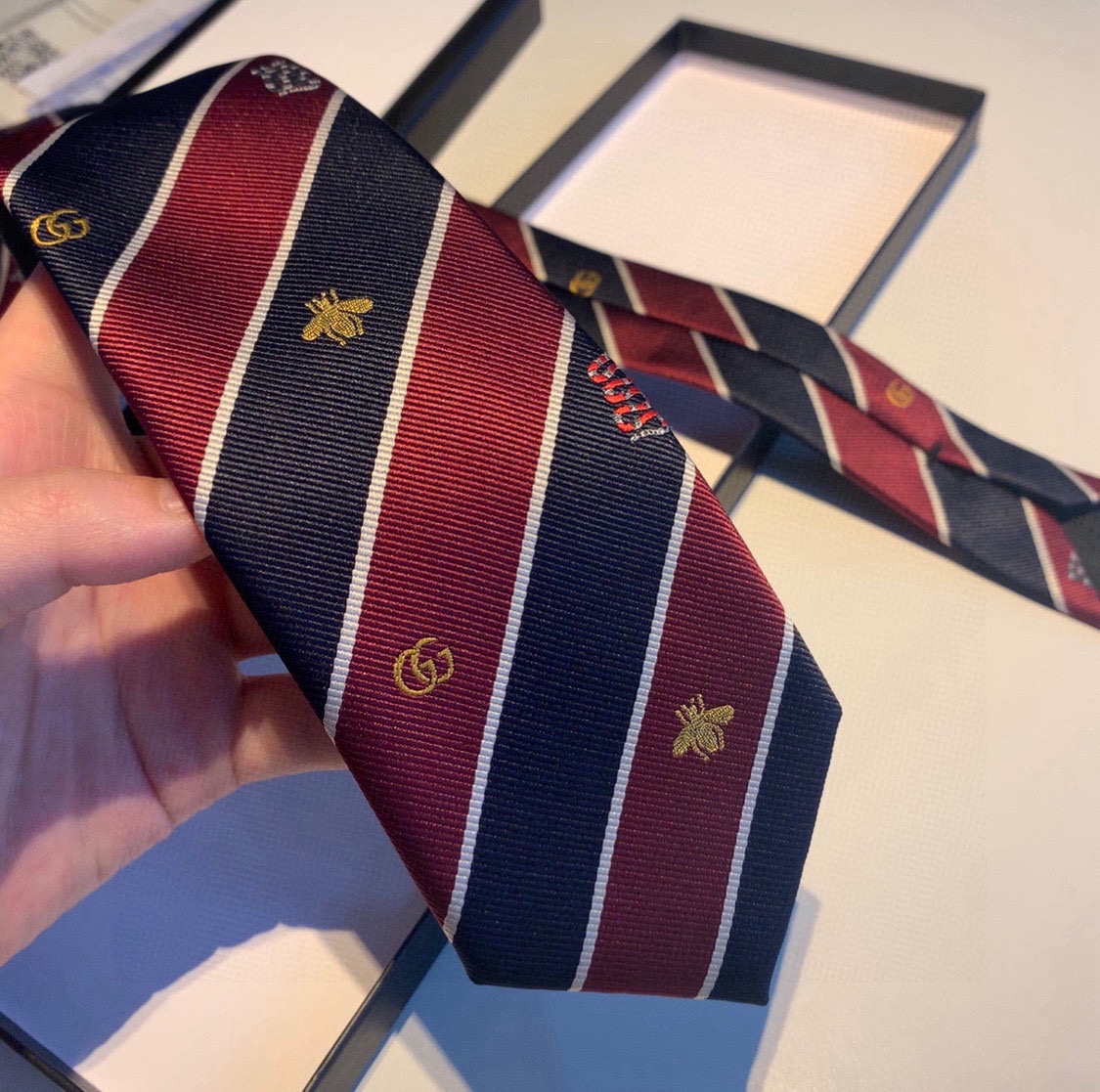 配包装G家男士领带系列稀有展现精湛手工与时尚优雅的理想选择这款领带将标志性的主题动物小蜜蜂与斜纹织带完美