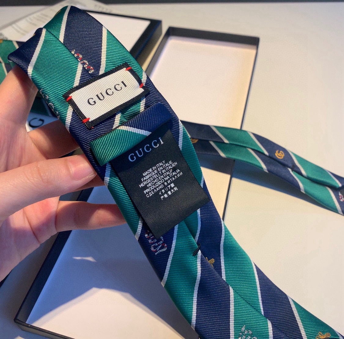 配包装G家男士领带系列稀有展现精湛手工与时尚优雅的理想选择这款领带将标志性的主题动物小蜜蜂与斜纹织带完美
