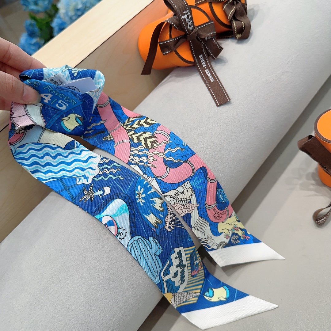 配包装水上游乐园Twilly小丝巾顶级斜纹真丝打造超精细的印花非常清晰绝对是送礼自用的首选丝带既可绕于颈