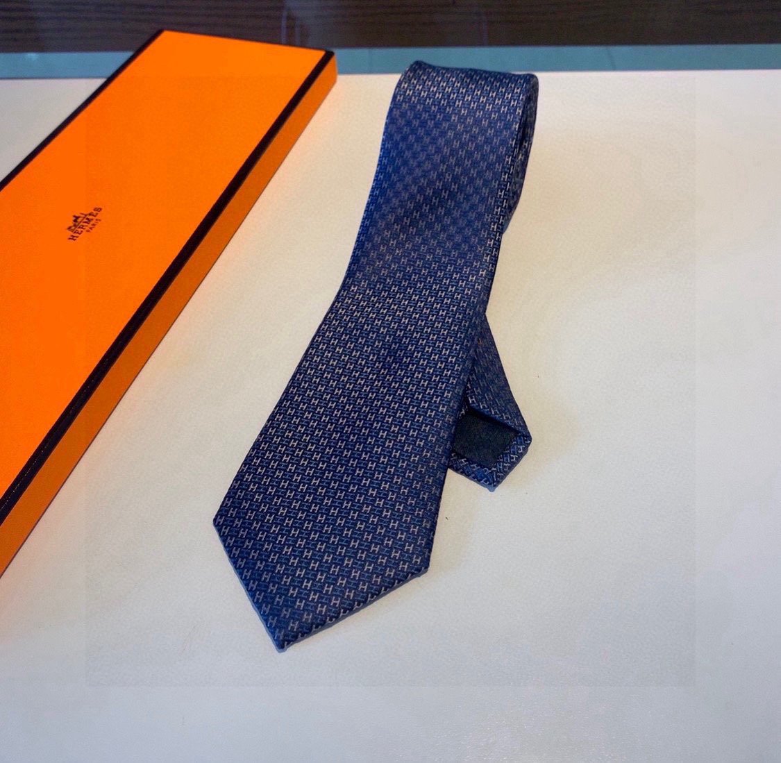 配包装领带新款出货啦️️爱马仕H幻影男士新款领带系列让男士可以充分展示自己个性100%顶级斜纹真丝手工定