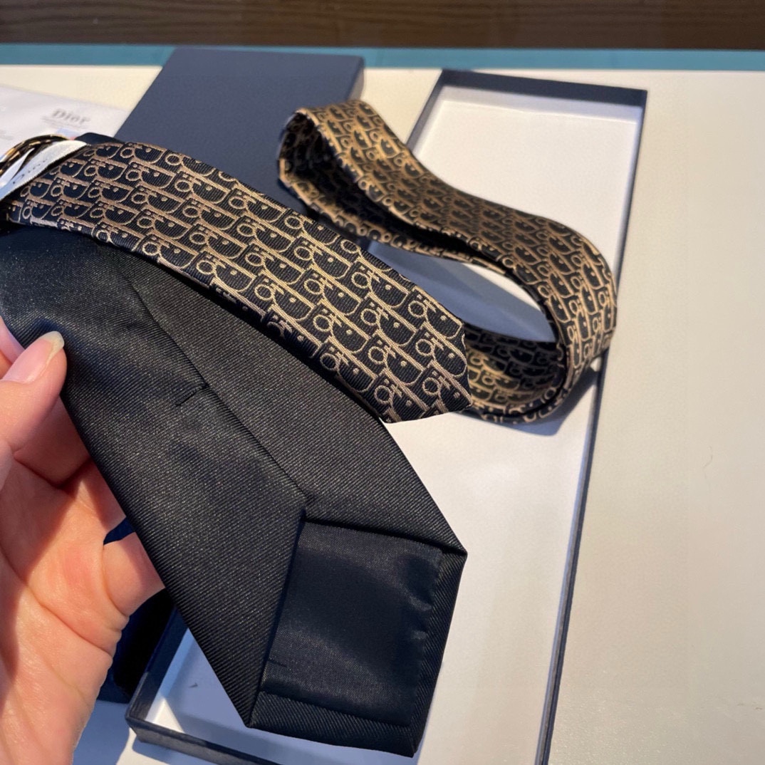 配包装这款领带采用灰色桑蚕丝精心制作饰以Oblique印花点缀以灰色和白色提花条纹图案提升格调优雅精致可
