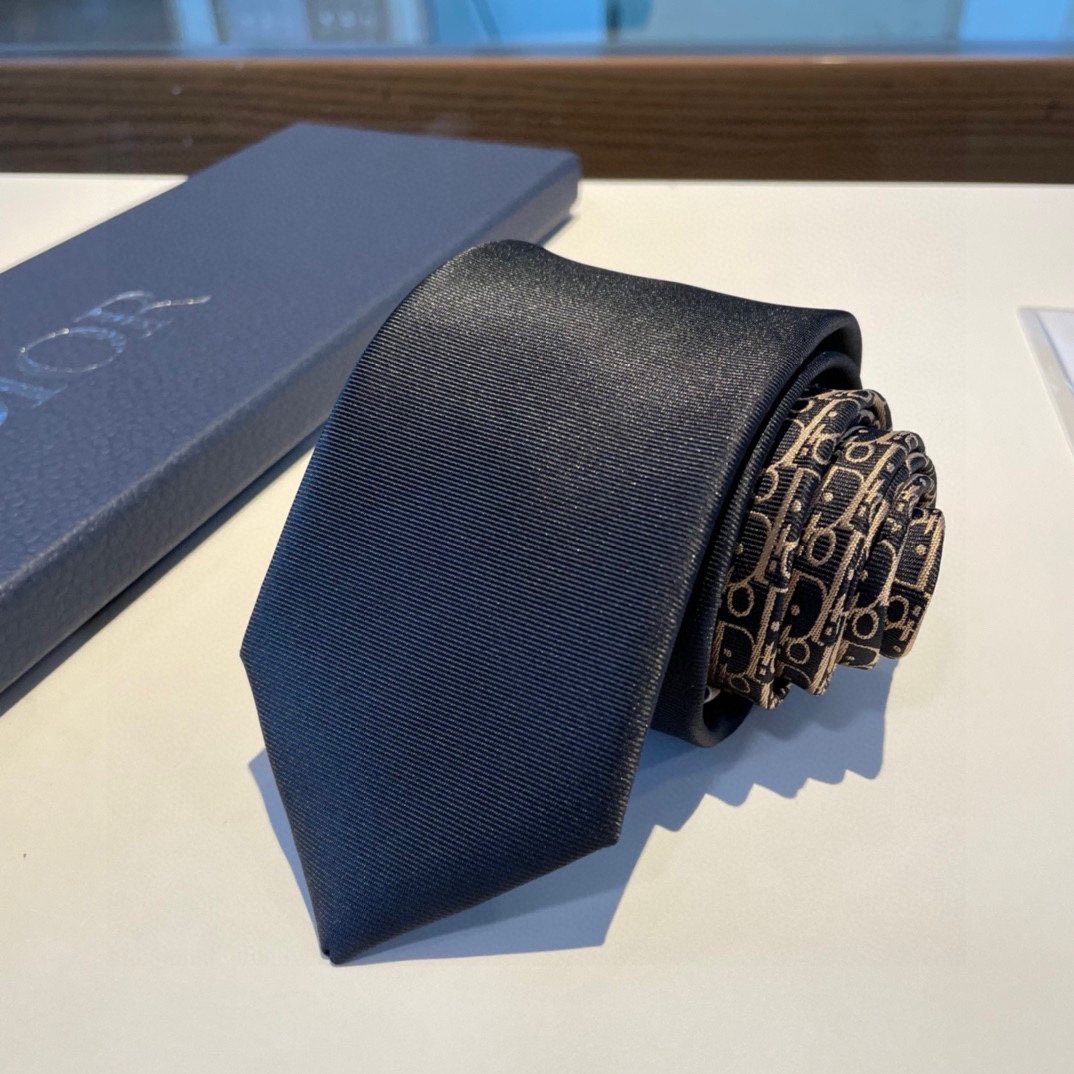 配包装这款领带采用灰色桑蚕丝精心制作饰以Oblique印花点缀以灰色和白色提花条纹图案提升格调优雅精致可