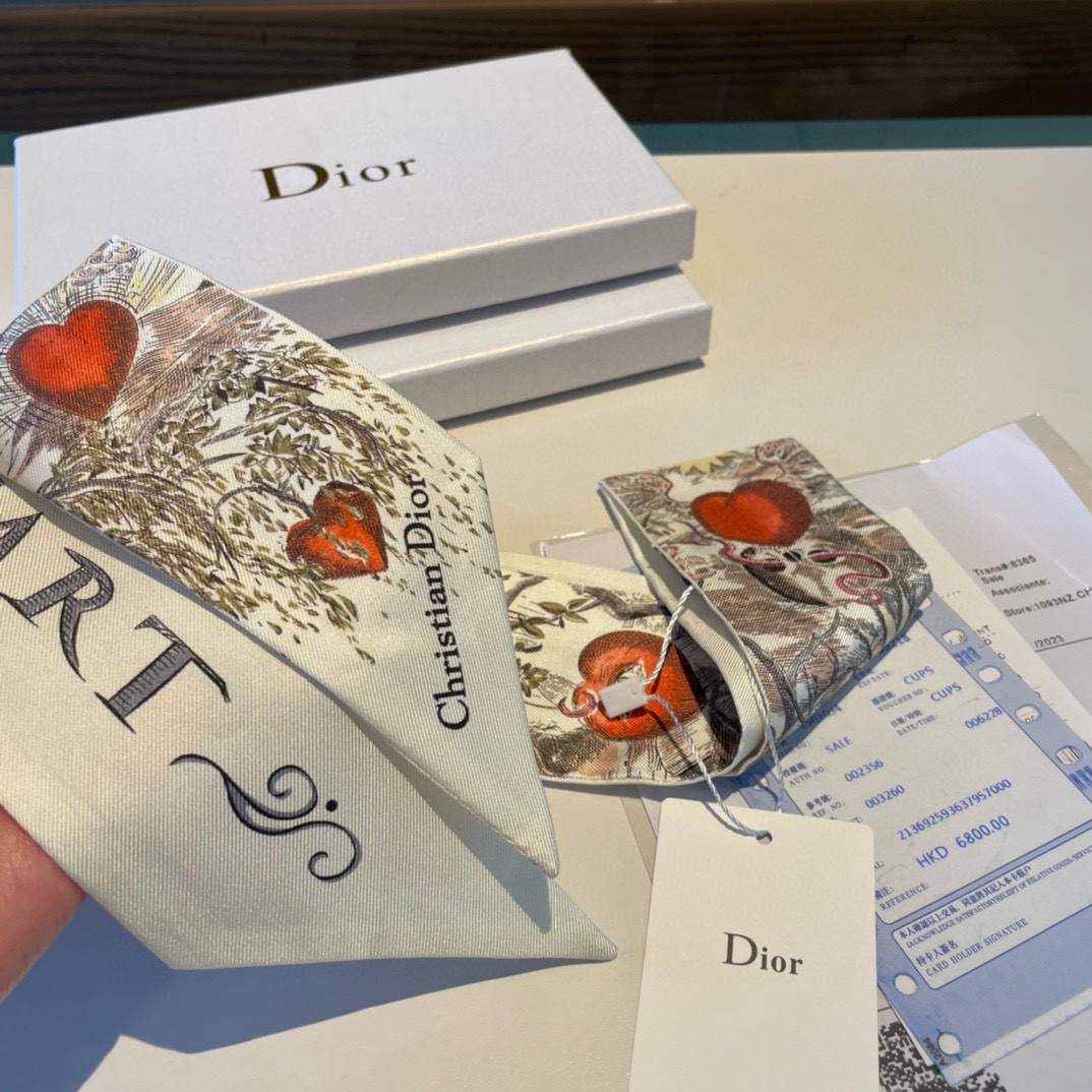 配包装迪奥Dior最新双层束发带真心的越看越好看️而且多way用法随便怎么搭配都好有腔调.超级柔软6️1