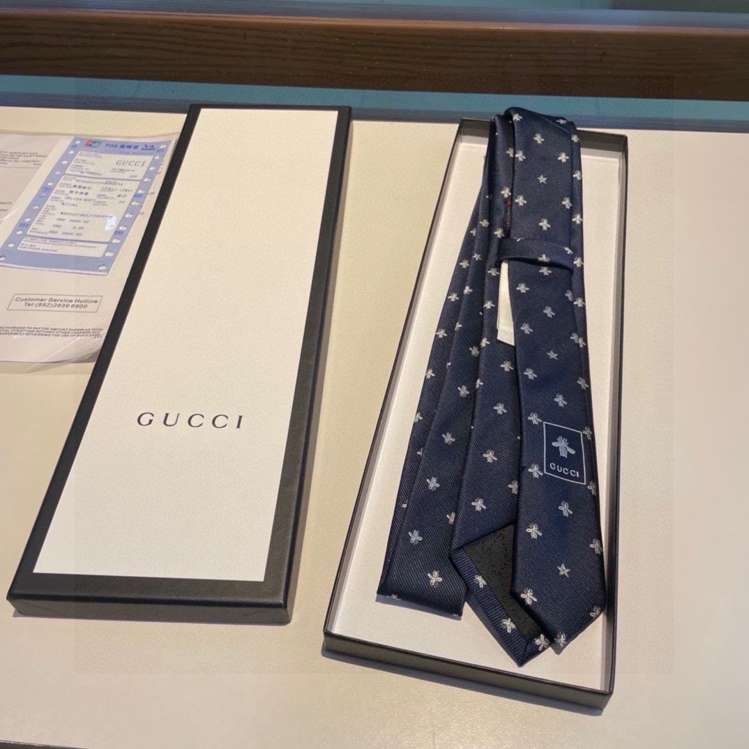 配包装上新G家男士领带系列稀有展现精湛手工与时尚优雅的理想选择这款领带将标志性的主题动物小蜜蜂与斜纹织带