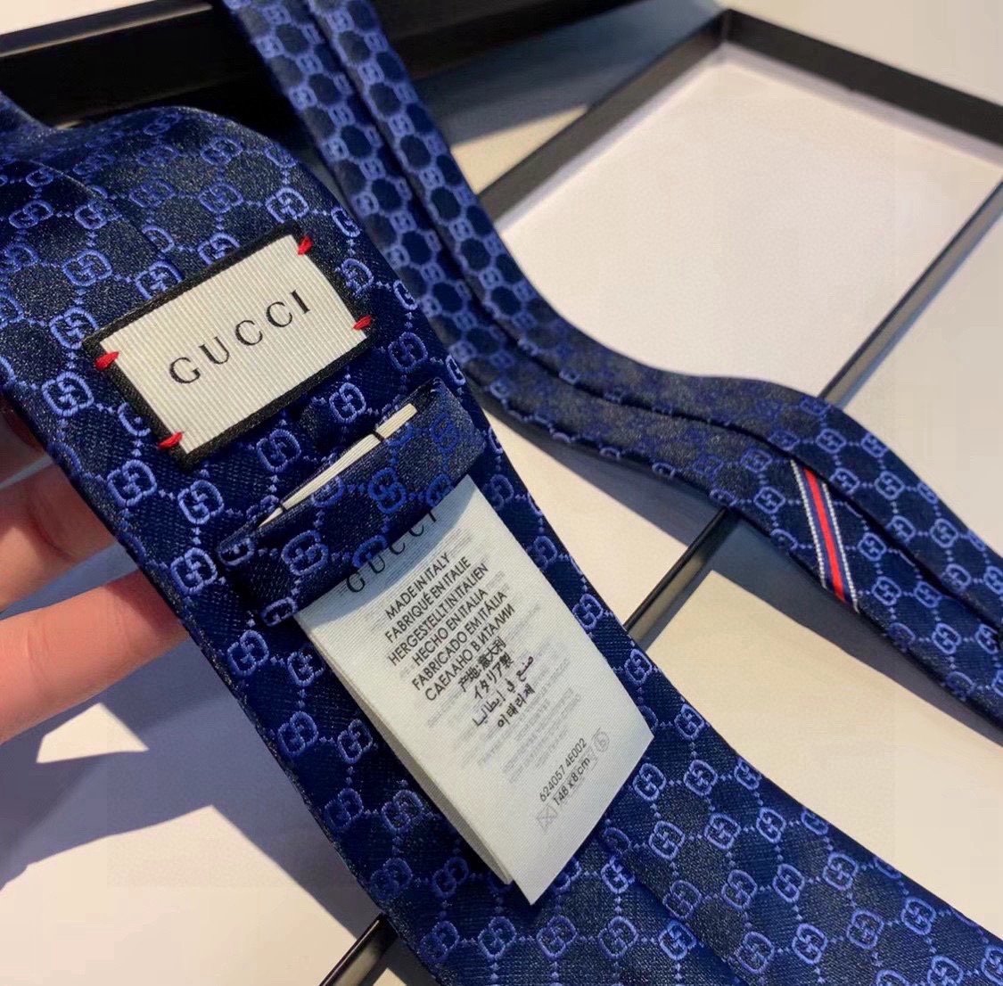 特价配包装于1970年代首次使用的GG标识由始于1930年代的早期Gucci菱形设计演化而来其后便成为G