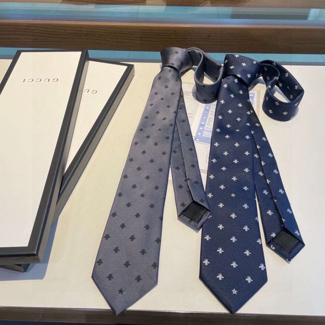 配包装上新G家男士领带系列稀有展现精湛手工与时尚优雅的理想选择这款领带将标志性的主题动物小蜜蜂与斜纹织带