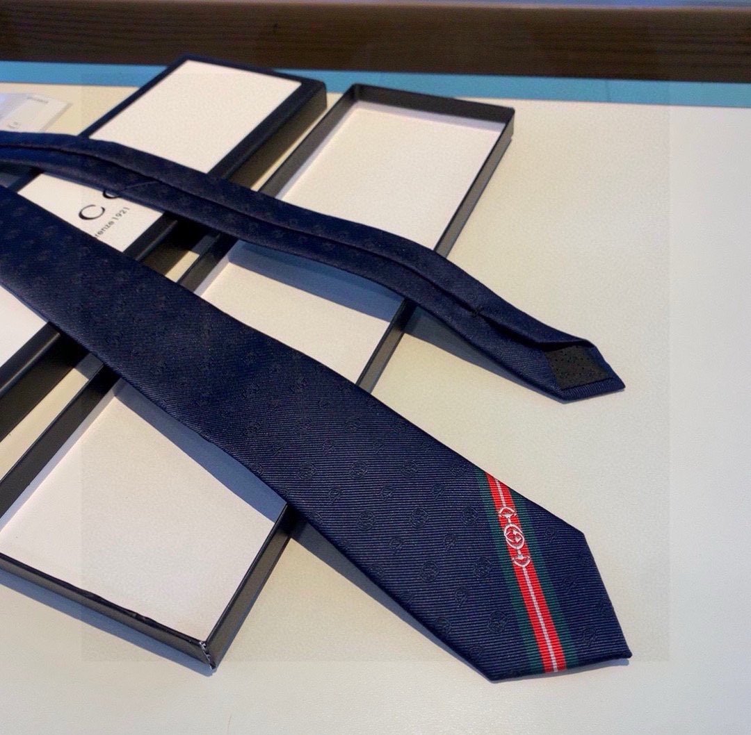 特价特配包装这款蓝色领带饰有突显双G和马衔扣元素的提花图案提升了真丝面料的视觉质感与品牌马术本源息息相关