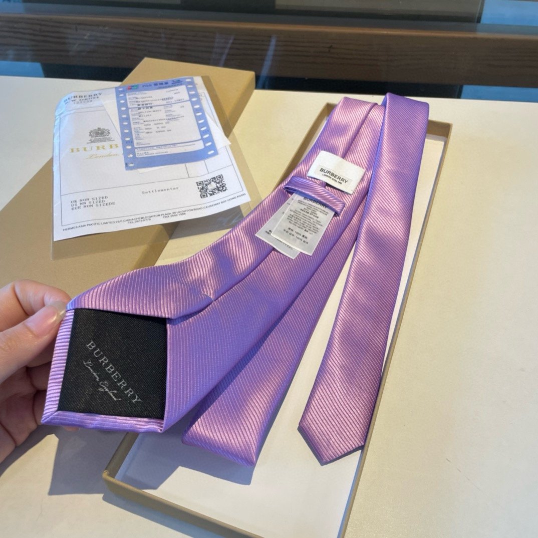 特价配包装B家专柜同步领带出货啦️️巴宝莉新款稀有展现精湛手工与时尚优雅的理想选择这款采用B家最具标志性