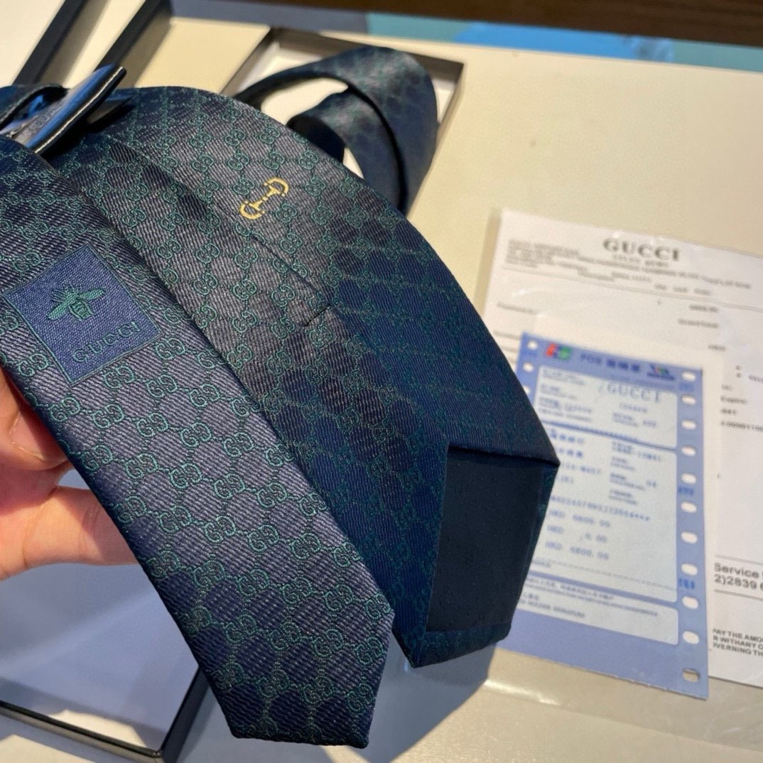 特价配包装马衔扣的悠久历史始于1950年代至今仍是Gucci具有代表性的传统精髓这款桑蚕丝领带从品牌马术