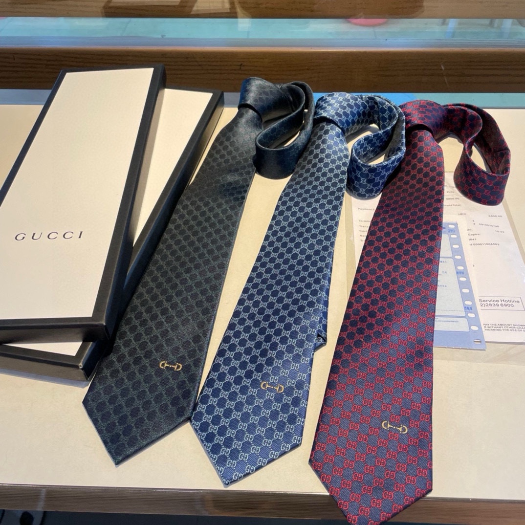 特价配包装马衔扣的悠久历史始于1950年代至今仍是Gucci具有代表性的传统精髓这款桑蚕丝领带从品牌马术