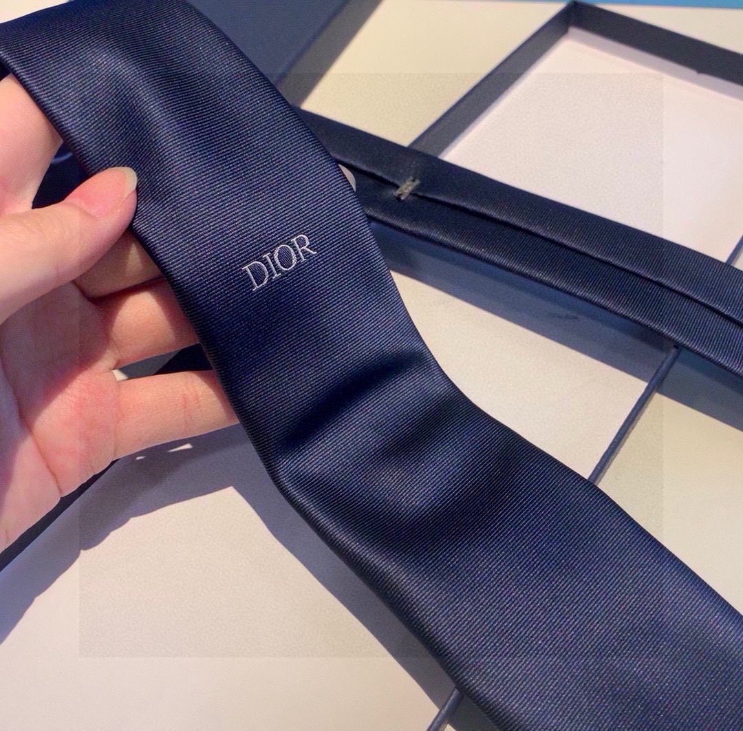 特价配包装爆款到Do家新款领带Dior男士D家LOGO系列领带稀有展现精湛手工与时尚优雅的理想选择这款采