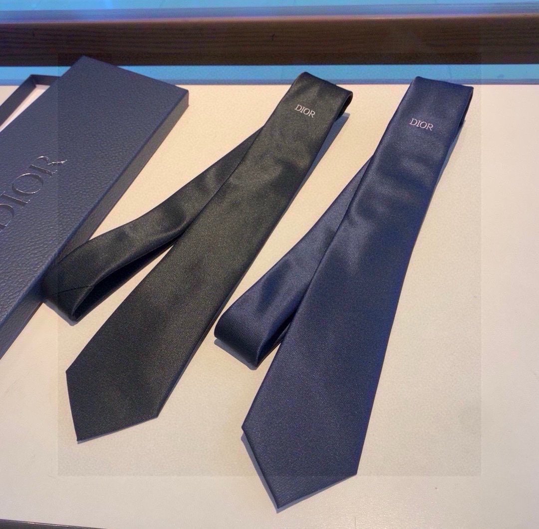 特价配包装爆款到Do家新款领带Dior男士D家LOGO系列领带稀有展现精湛手工与时尚优雅的理想选择这款采