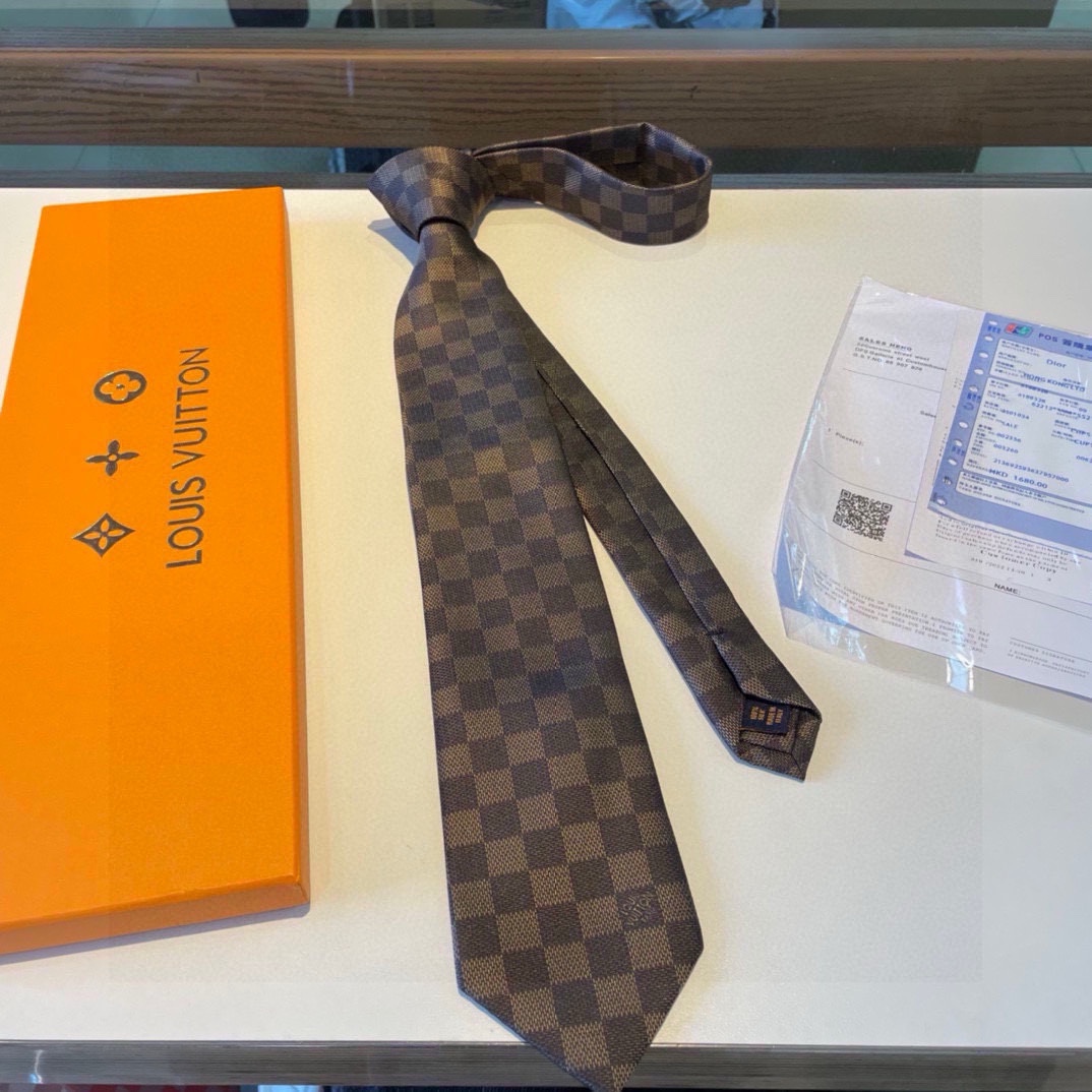 特价配包装LV专柜同步提花领带出货啦_路易威登男士领带系列棋盘格稀有展现精湛手工与时尚优雅的理想选择这款