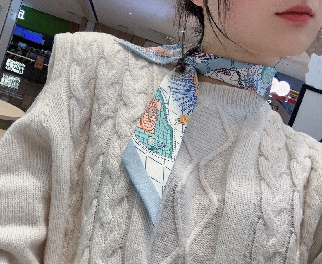 NO:293551,With packaging, water amusement park. Twilly small scarf top twill silk, super fine print is very clear, definitely the first choice for gift gifts, you can wrap around the neck, wrist and waist, and you can also match it on your beloved bag, making your bag look brand new, scarf, silk scarf, streamer, hair tie, real silk19860909配包装,水上游乐园.Twilly小丝巾顶级斜纹真丝打造 超精细的印花非常清晰 绝对是送礼自用的首选丝带既可绕于颈间,亦可缠于腕部、腰部,同样也可以搭配在心爱的包包上,让你的包包焕然一新围巾丝巾,飘带，发束,real silk,accessory